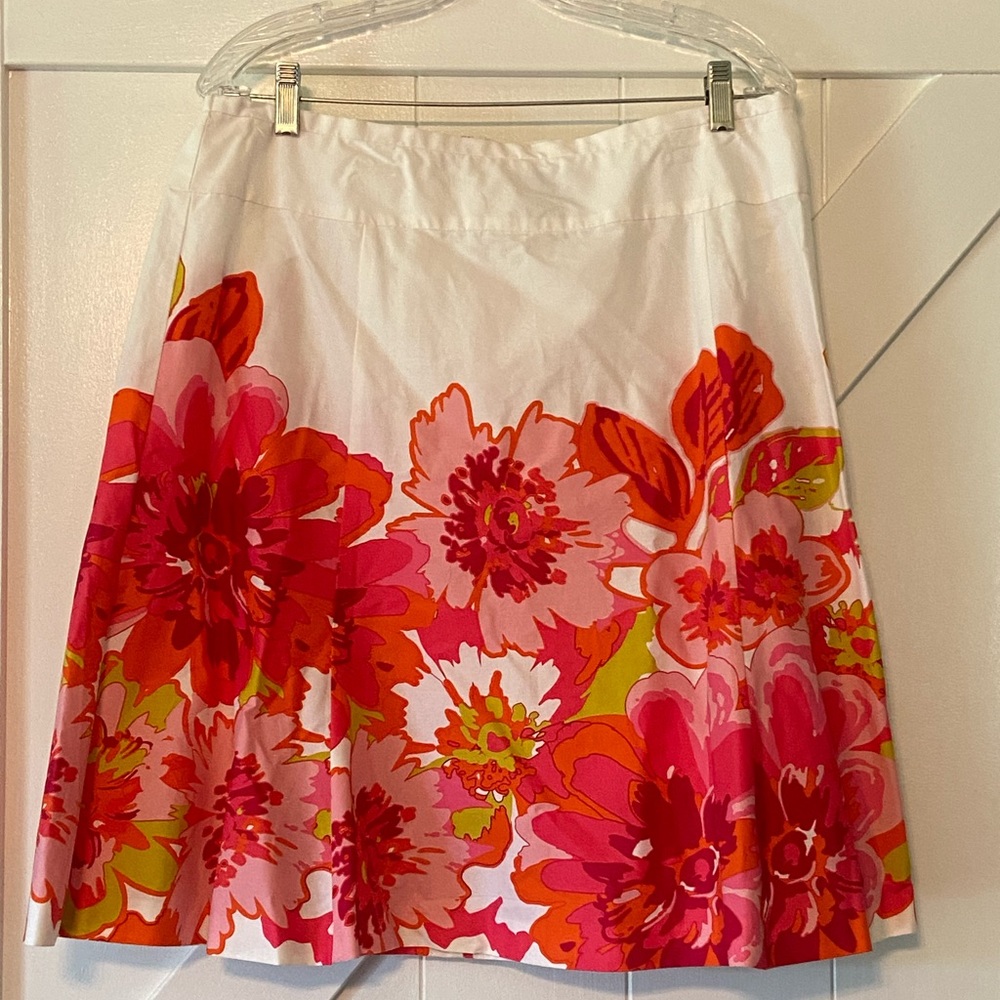Beautiful floral skirt with vibrant colors. Size 14. 97% cotton/3% spand…